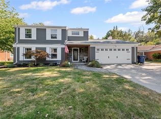8173 Wood Dr, Grosse Ile, MI 48138