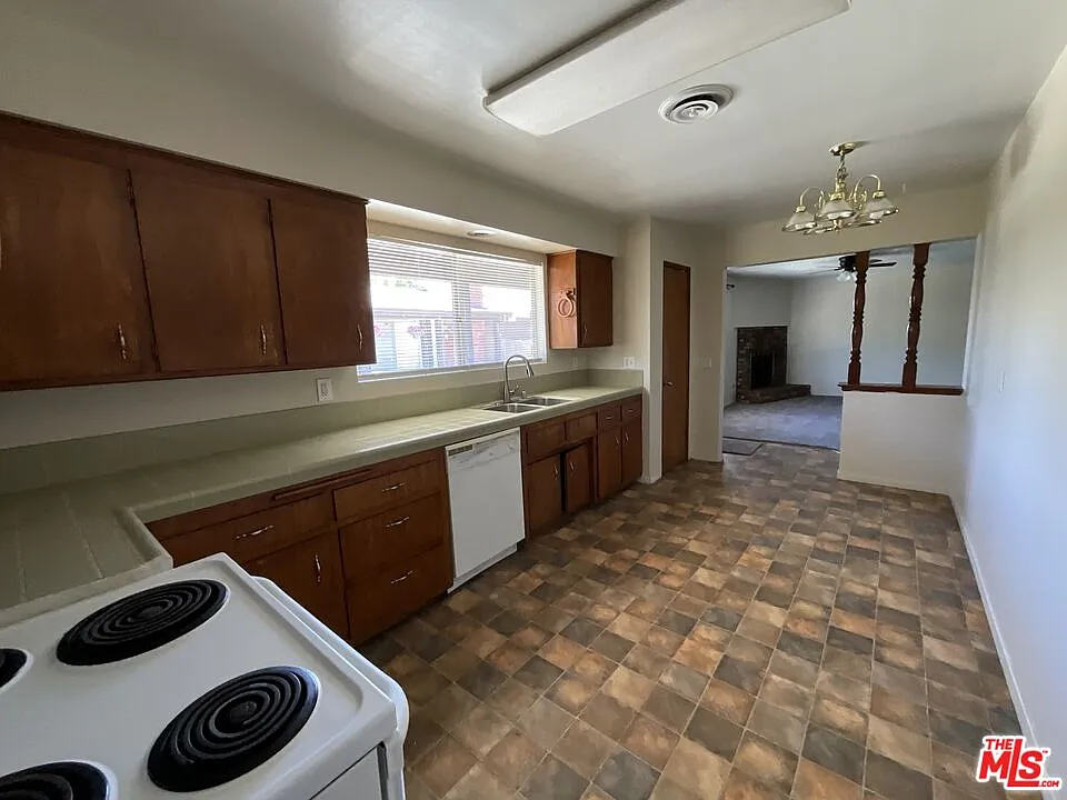 2 bed, 900 sqft, $1,395 — Photo 3