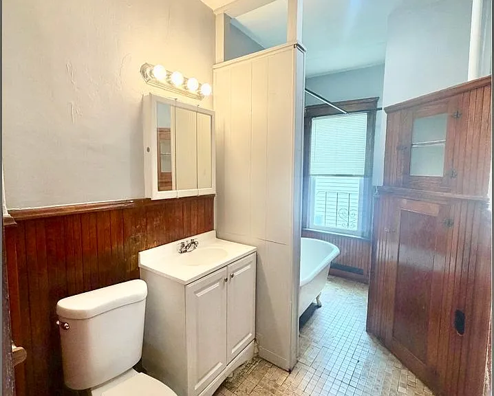 212 Welles Street — Photo 4