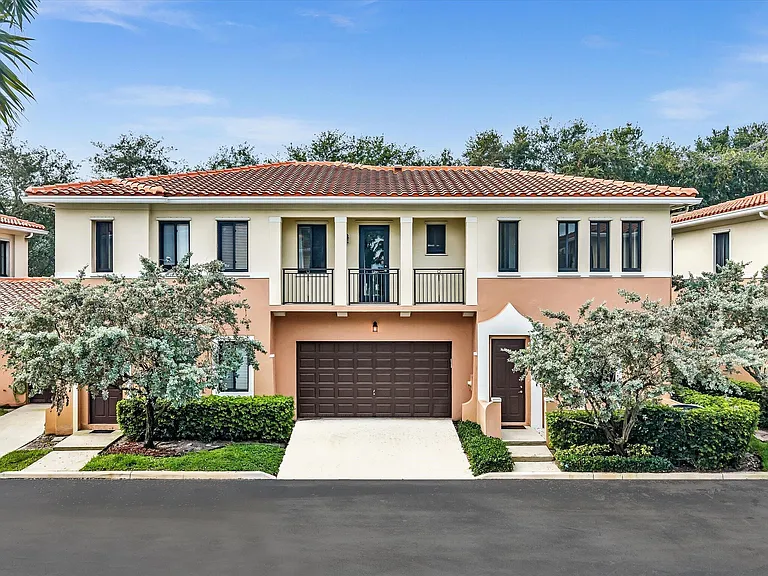 2414 Venetian Way — Photo 24