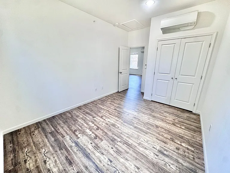 315 E Stone Aly — Photo 13