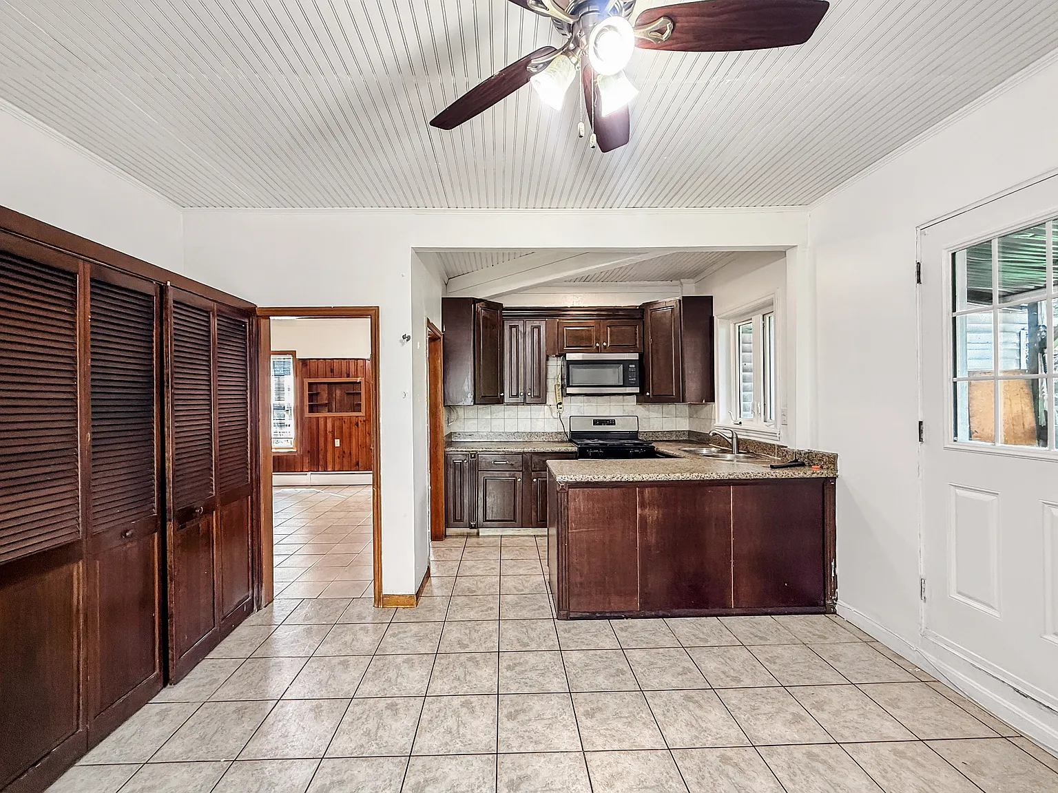 3 bed, 999 sqft, $2,000 — Photo 4