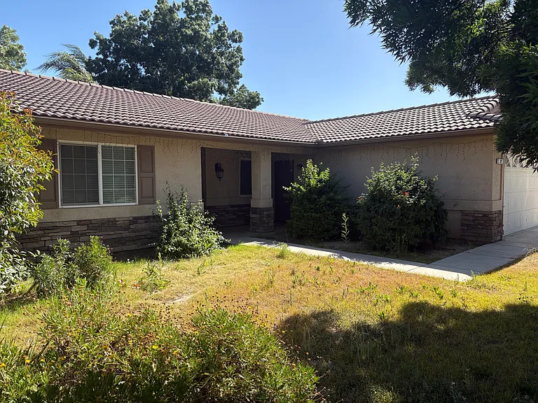 221 Medina Ct — Photo 2