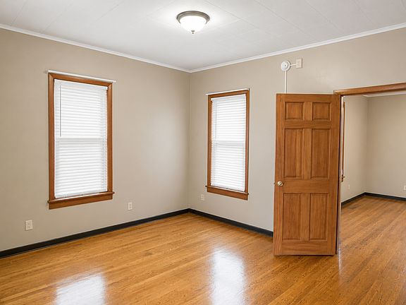 3rd image of 608 8th St SE