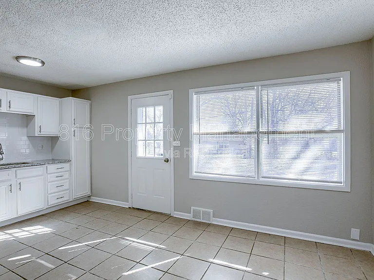11201 Crystal Ave — Photo 6