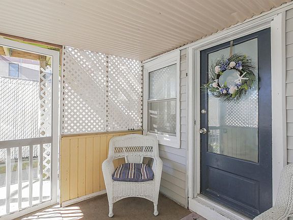 4th image of 823B Ocean Ave #2