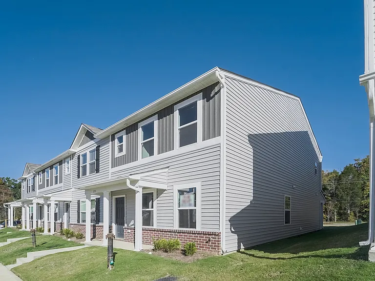 323 Century Dr — Photo 2
