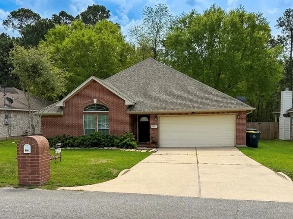 223 Maple Ln, Conroe, TX 77304