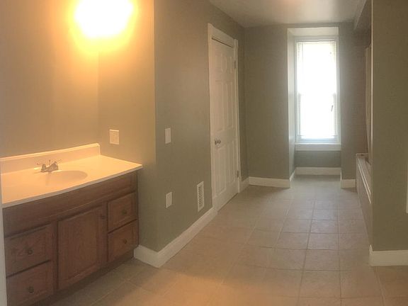 5th image of 220 Emerald St