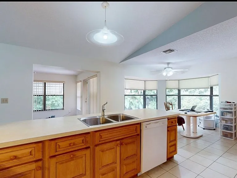 474 Thomas St — Photo 2