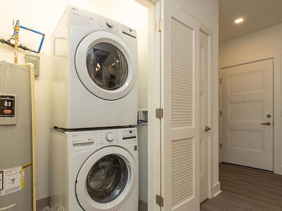 5th image of 315 Washington St #404-02