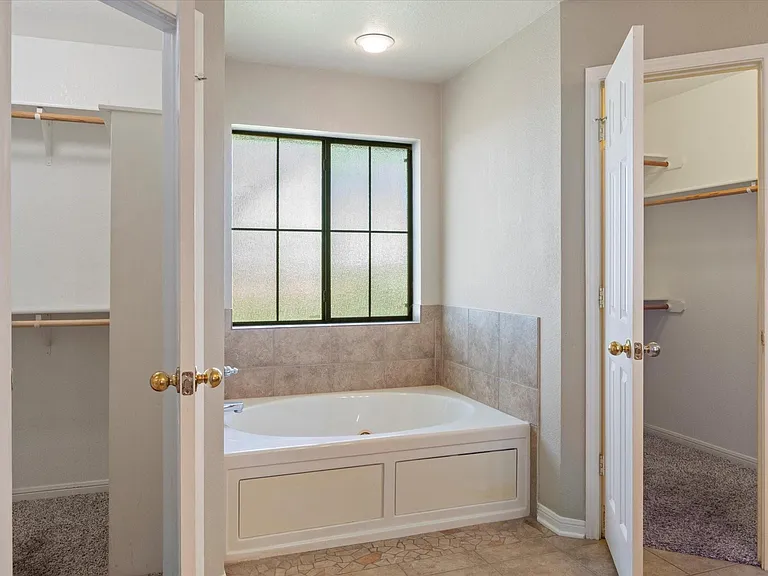 6104 Alexus Dr — Photo 9