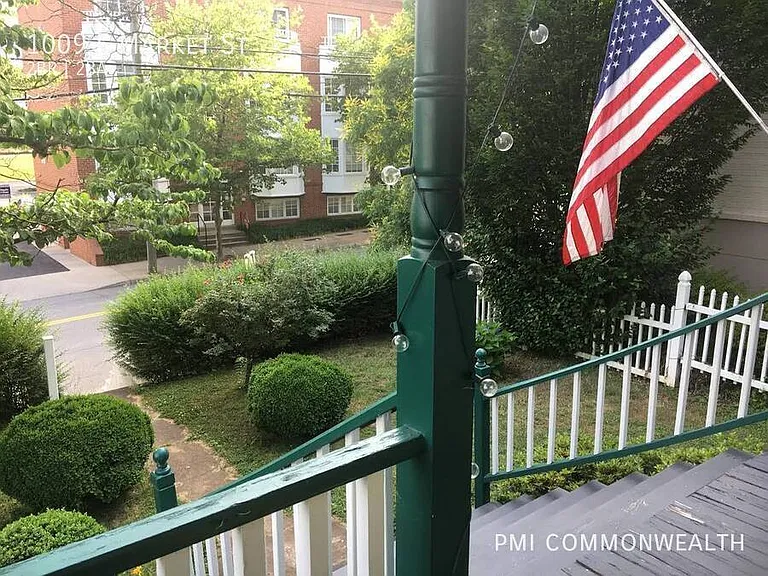 1009 Market St E — Photo 2