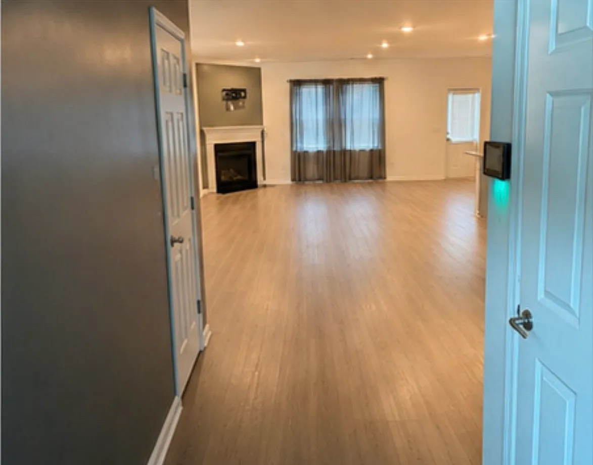 3 bed, 2350 sqft, $2,900 — Photo 3