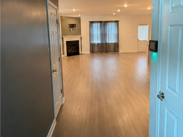 418 Valley View Dr — Photo 3