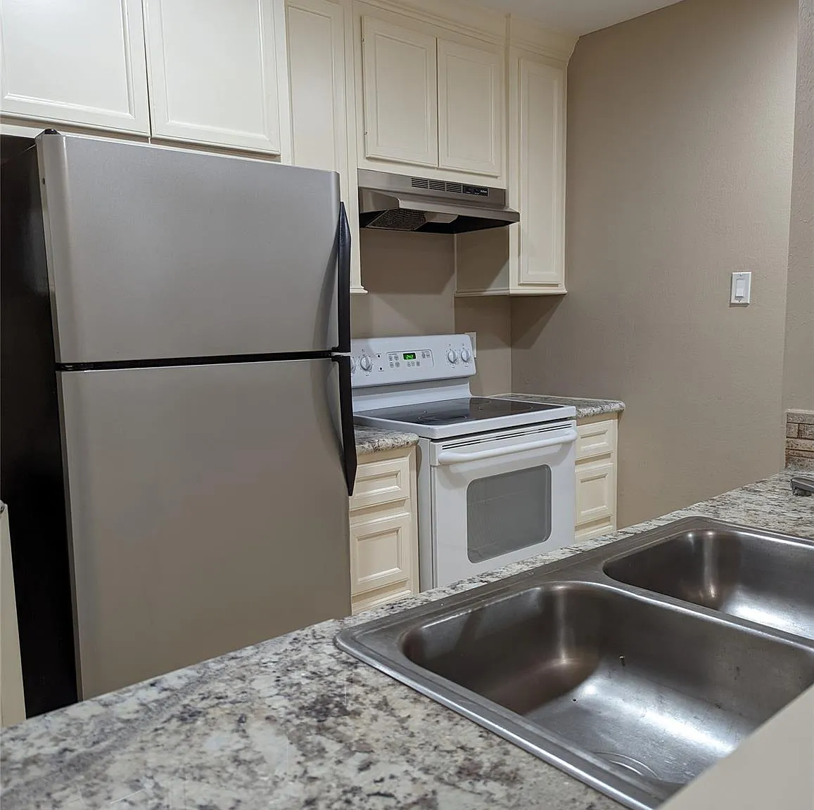 1 bed, 1.5 bath, 725 sqft, $1,175 — Photo 4