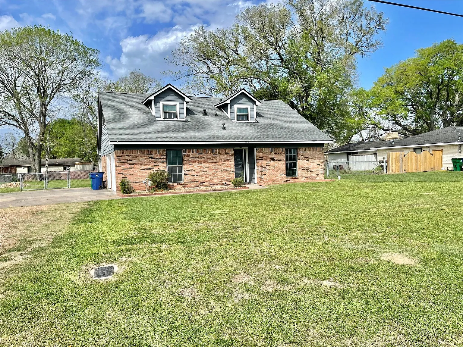 4 bed, 2.0 bath, 2255 sqft, $1,900 — Photo 1