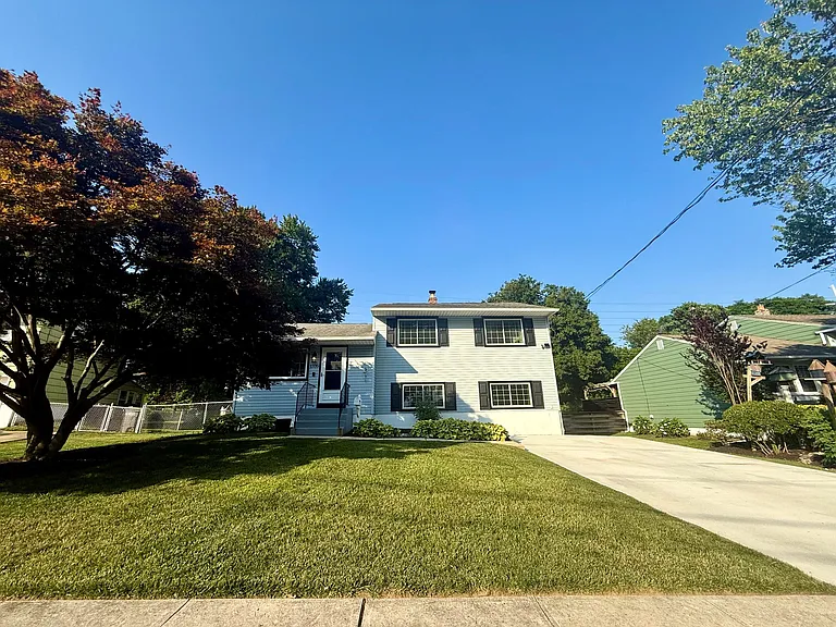 1335 Greenleaf Rd — Photo 1