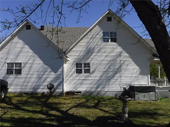 2nd image of 909 Cedar St
