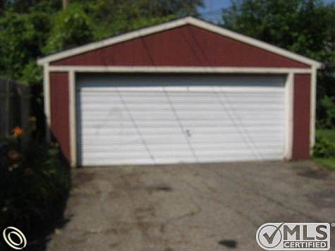 261-906403 Garage.JPG