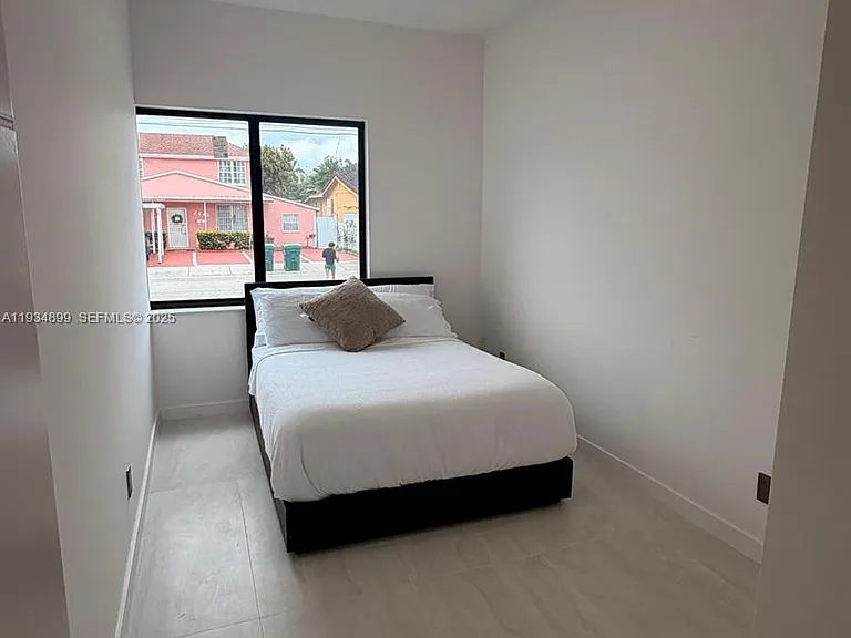 2436 SW 7th St #5 — Photo 9
