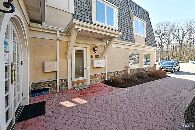 1st image of 386 Franklin Ave Suite 203