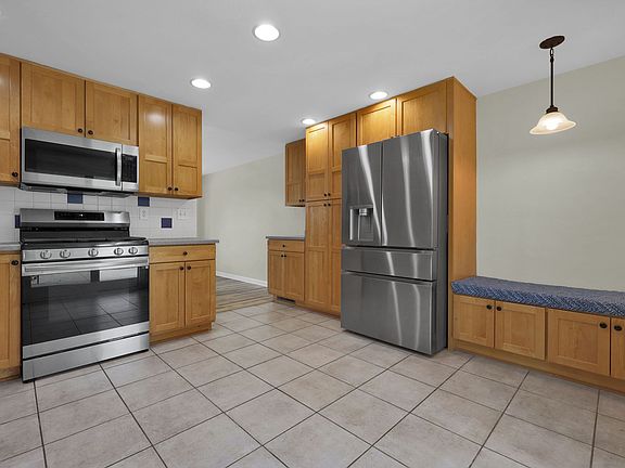 4th image of 470 Amesbury Dr