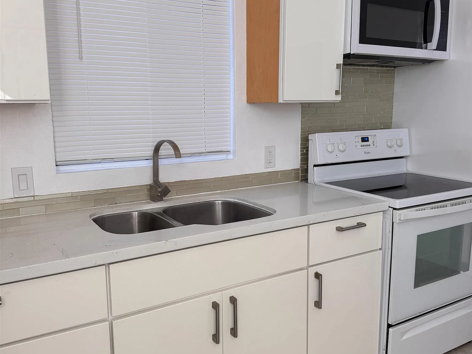 2 bed, 725 sqft, $2,295 — Photo 2