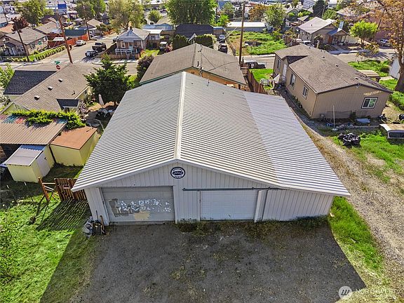 3rd image of 802 S Chelan Avenue