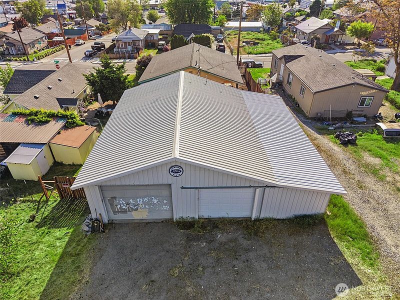 3rd image of 802 S Chelan Avenue