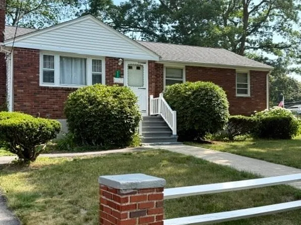 111 Crestfield Dr, Brockton, MA 02302