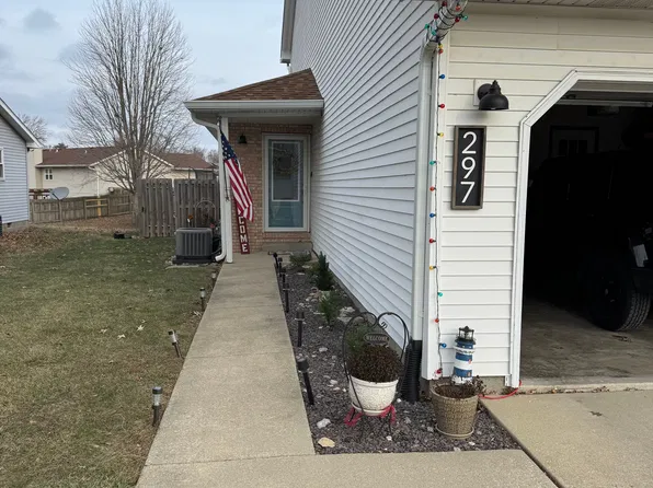 297 Wintergreen Dr, Chatham, IL 62629