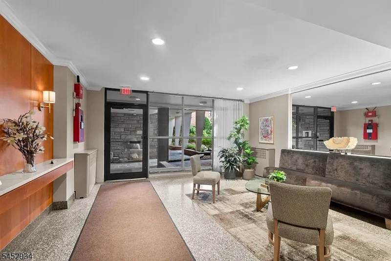 2 bed, 1.0 bath, $2,800 — Photo 2