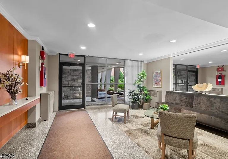208 Anderson St — Photo 4