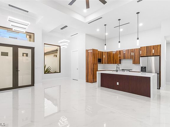 5th image of 1105 SW 1st Ter