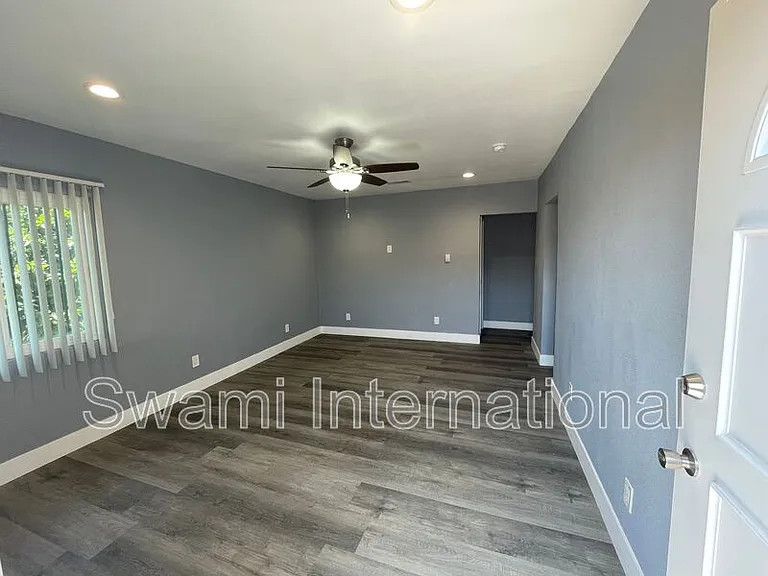1031 W 102nd St #1 — Photo 12