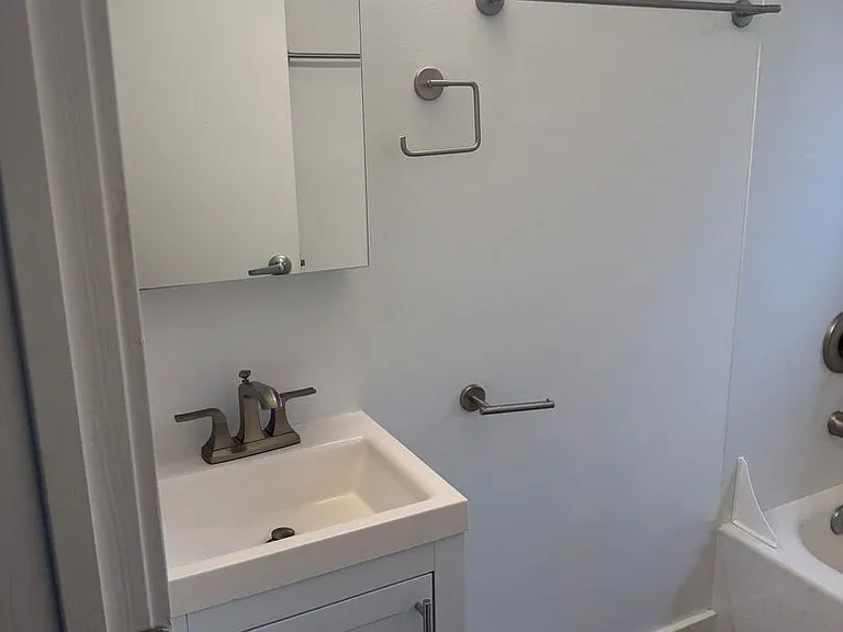 3615 & 3621 Town Home Apartments — Photo 7