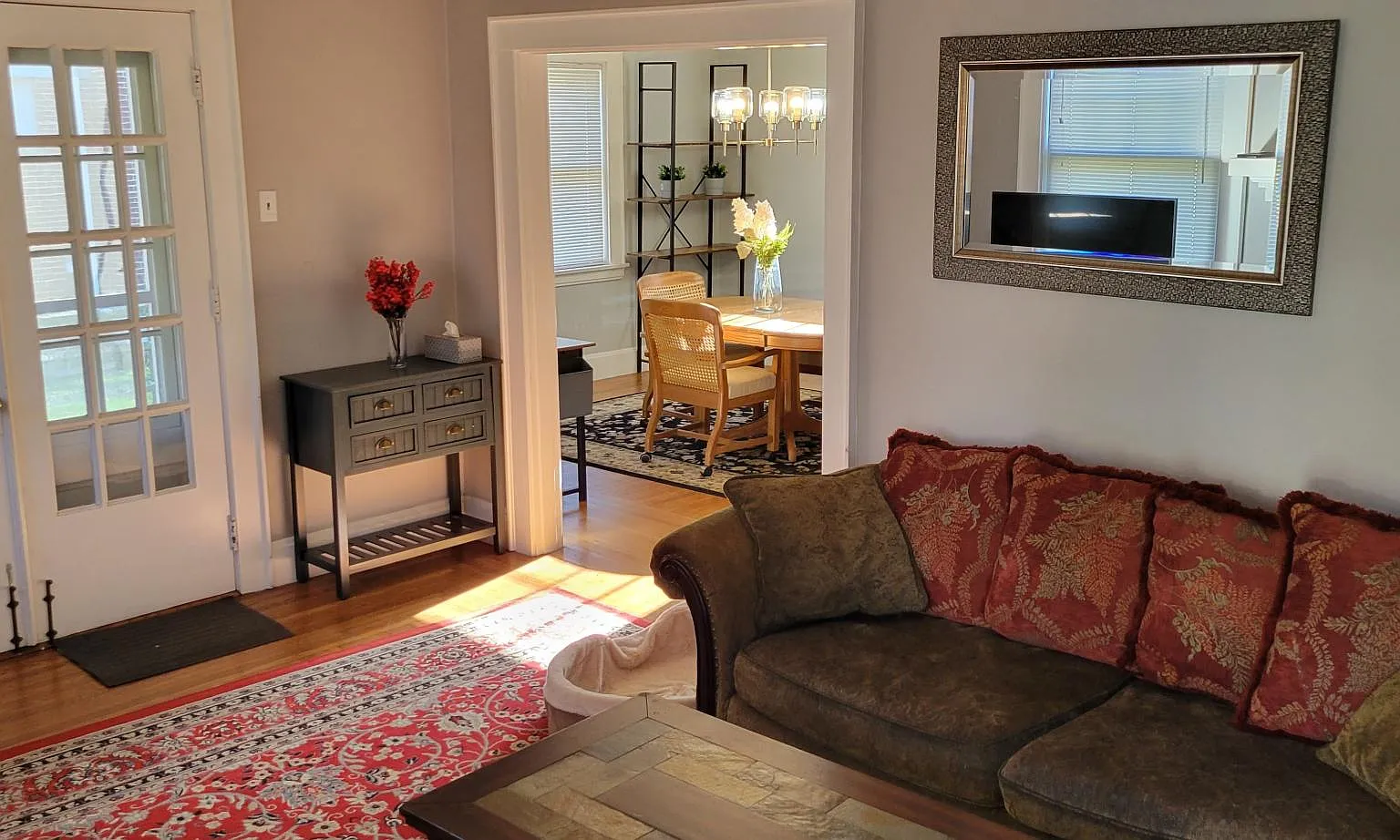 3 bed, 1.5 bath, 1570 sqft, $3,200 — Photo 3