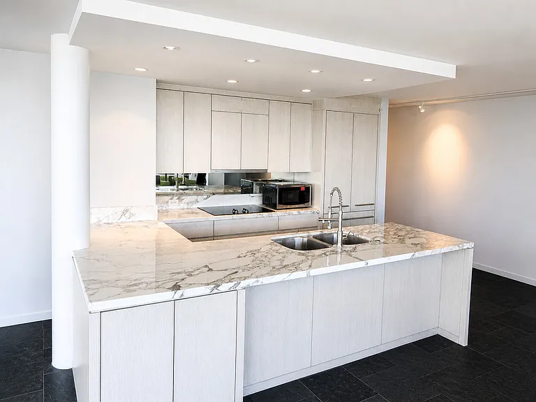 555 NE 15th St #20A — Photo 3