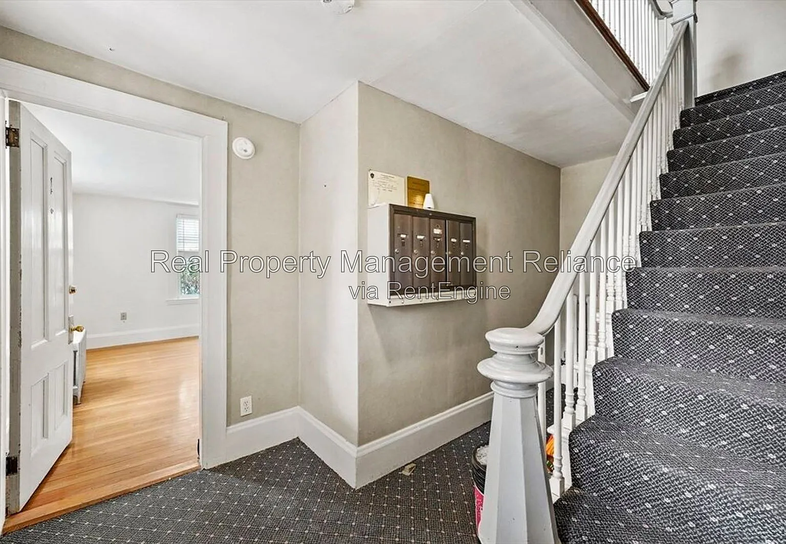 2 bed, 1.0 bath, 775 sqft, $2,500 — Photo 2