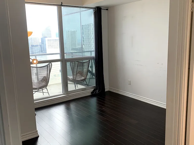 386 Yonge St #3807 — Photo 4
