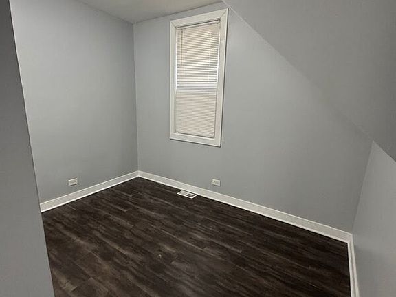 3rd image of 4800 S Winchester Ave #1W