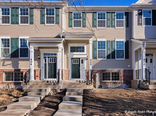 402 Neubauer Cir, Lindenhurst, IL 60046