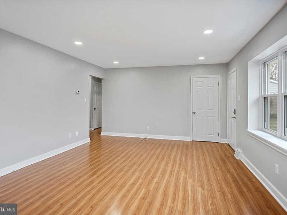 3rd image of 803 Valley Dr