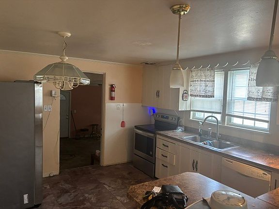 5th image of 810 E 7th St