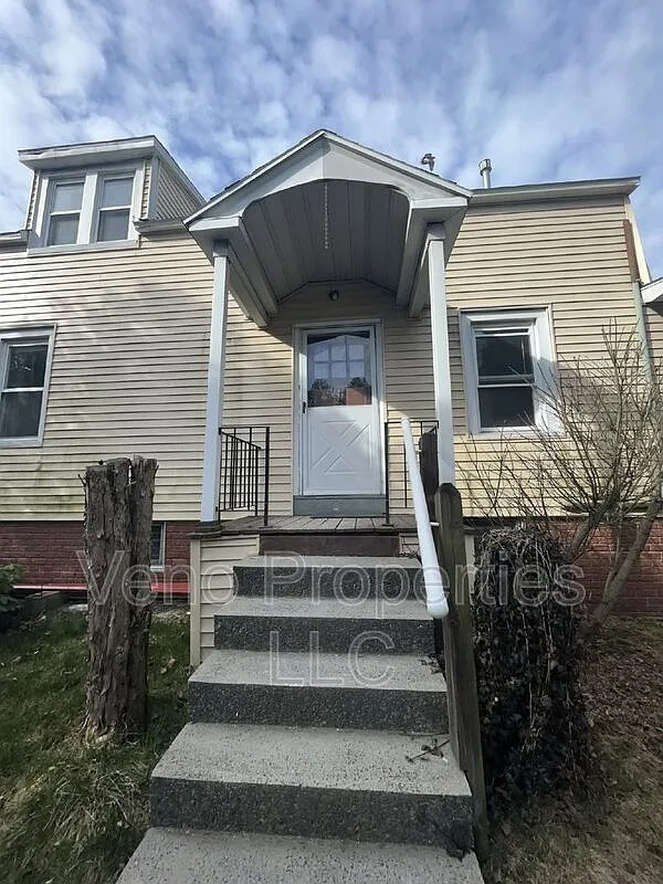 Building Photo - 32 Russell Rd #2B