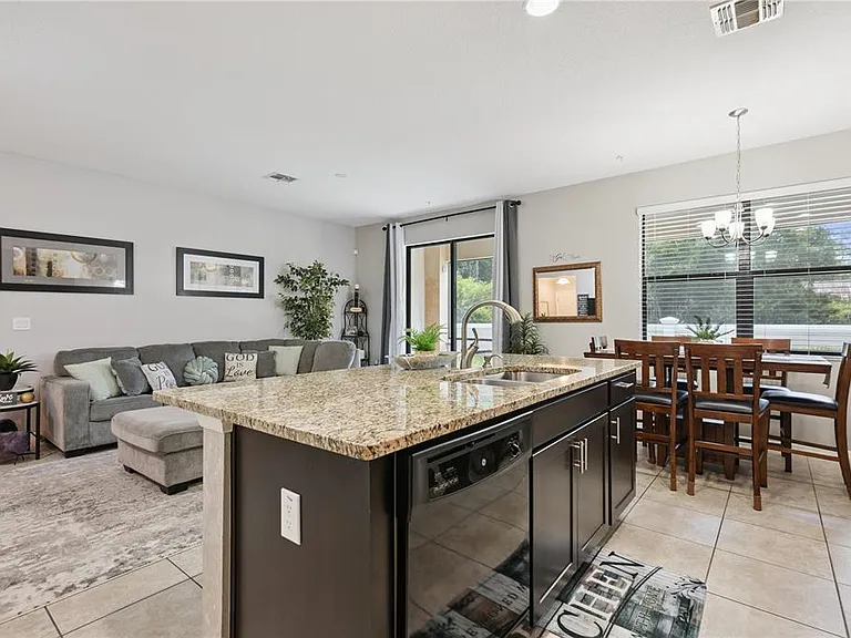 2438 Seven Oaks Dr — Photo 10