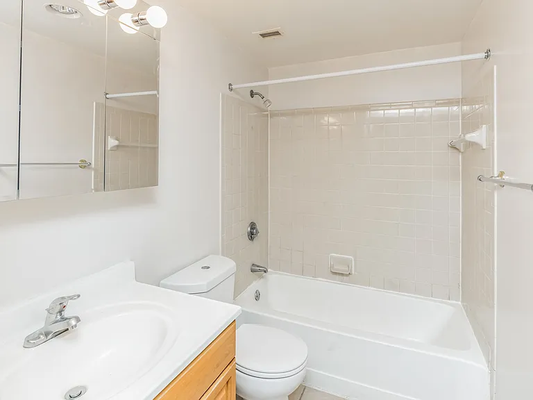 Highland Plaza Apartments — Photo 14