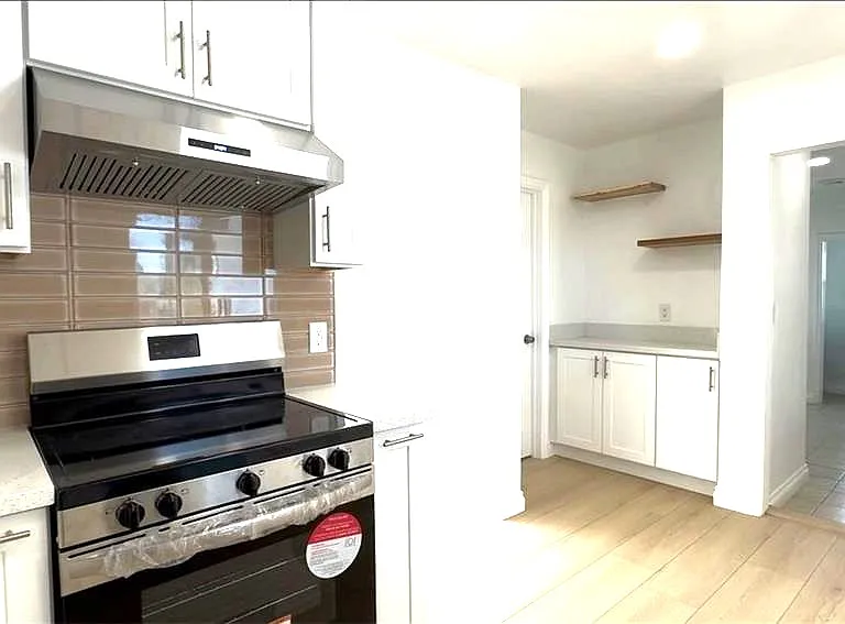 233 E Victoria St — Photo 10