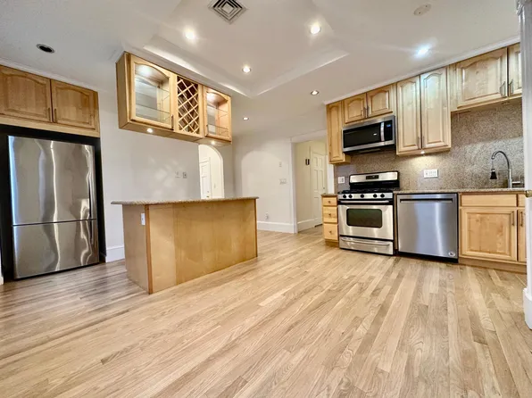 8 White Ave #2, Chestnut Hill, MA 02467